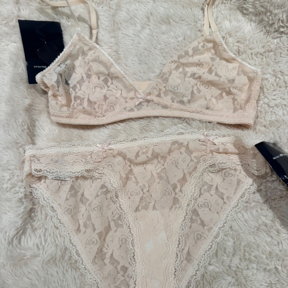 Pink laced set - Picture 1 of 1